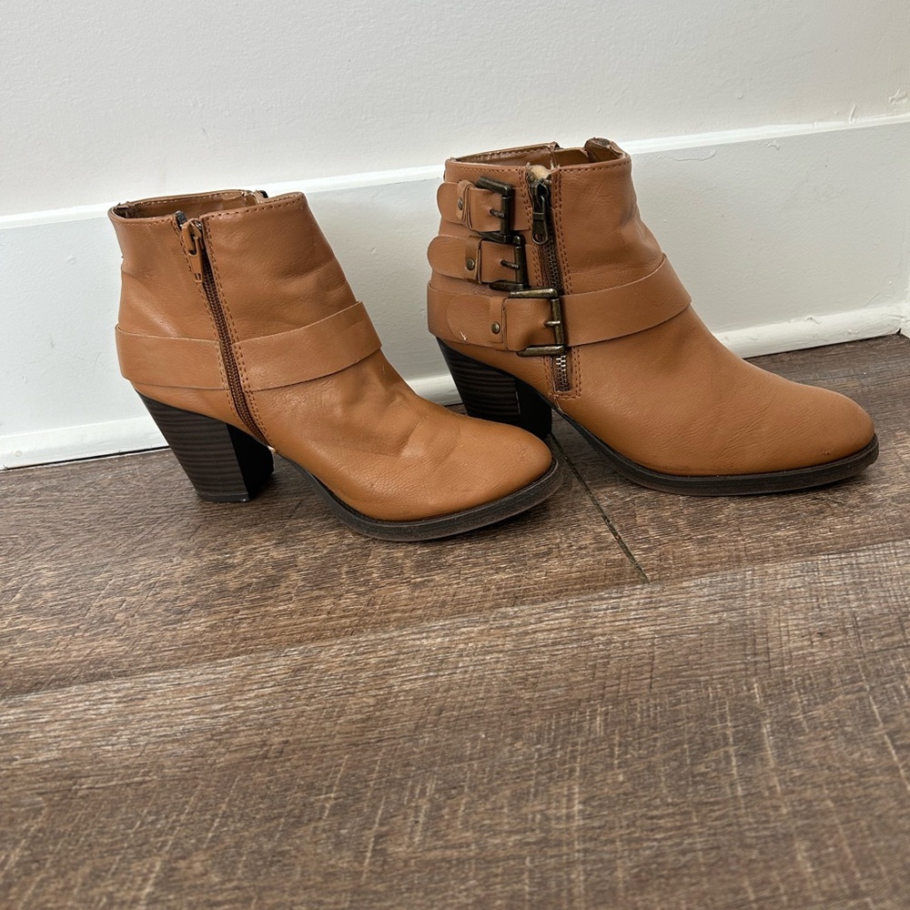 Women’s Cathy Jean Booties Tan 3 Buckle - Size 7.5 - Picture 10 of 15